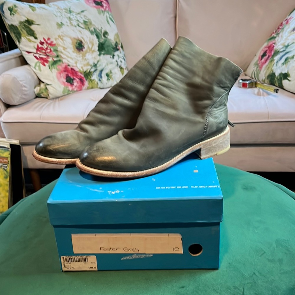 Super cool slouch boot in foster grey. John Fluevog W10. Rear zip leather sole